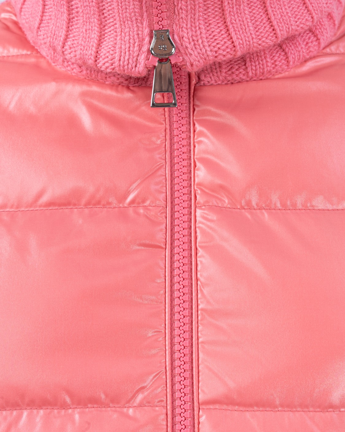 shop MONCLER Saldi Cardigan: Moncler cardigan imbottito in lana.
Realizzato in lana cardata.
Trapuntatura a boudin sul davanti.
Tasche in nylon.
Retro e maniche con lavorazione rasata.
Finezza 5.
Chiusura con zip.
Composizione: 100% Poliammide.
Imbottitura: 90% Piumino 10% Piuma d'oca.
Fabbricato in Moldavia.. 9B00013 M1115-539 number 2047644